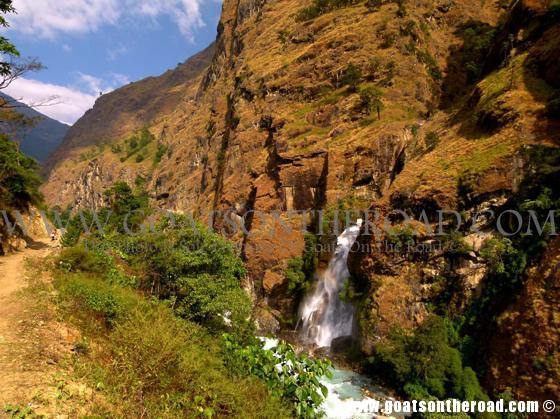 trekking annapurna circuit, nepal, budget backpacking 