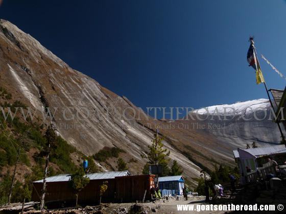 trekking the annapurna circuit, budget backpacking 