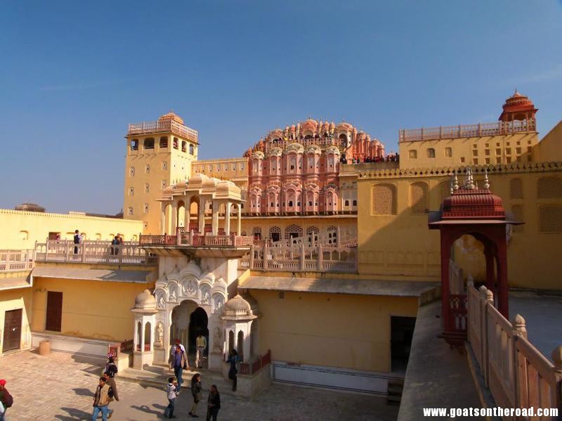 couples backpacking india