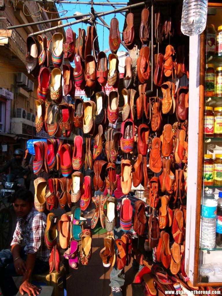 couples backpacking india 