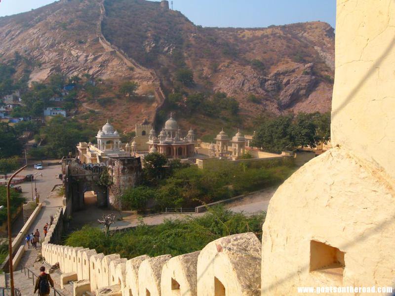 couples backpacking india 