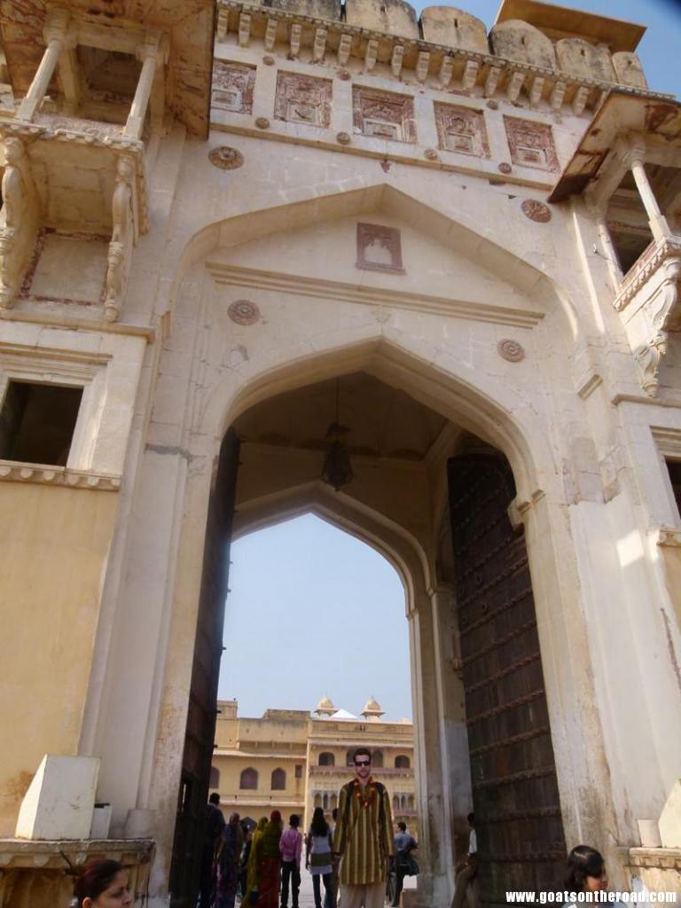couples backpacking india 
