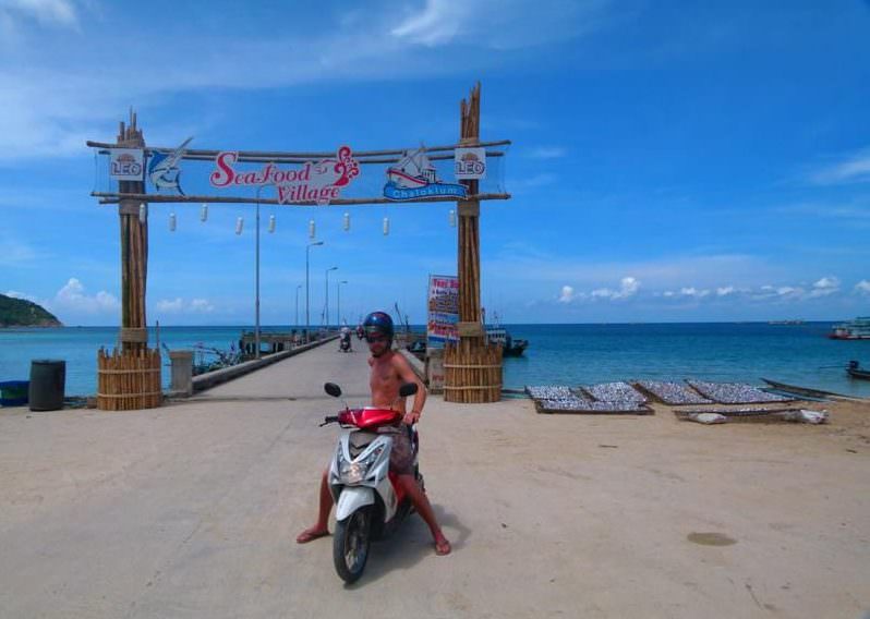 backpacking thailand renting a motorbike