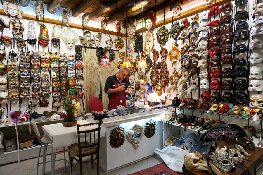 travel to italy visiting venice mask making