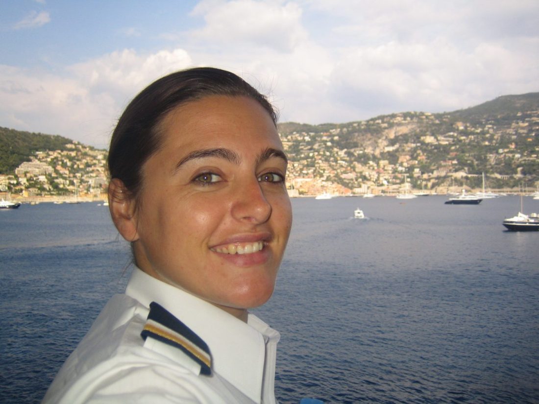 how much does a cruise ship worker earn