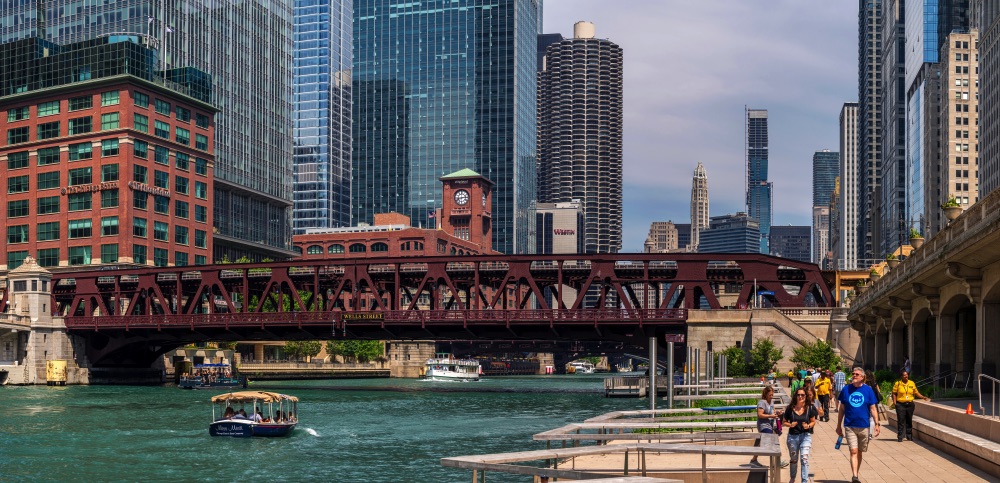 walking around chicago on a free walking tour