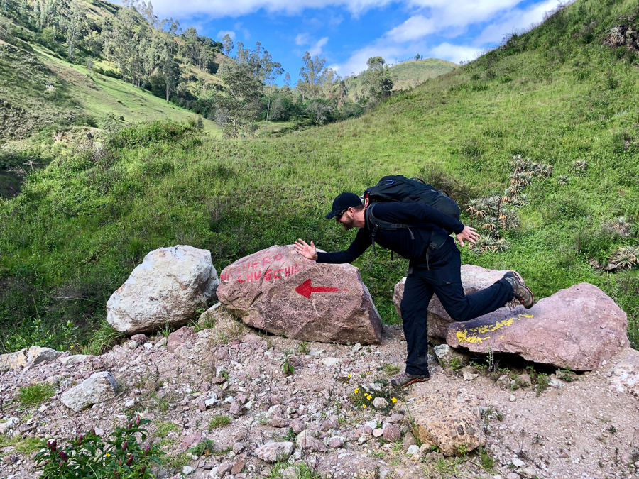 following the quilotoa loop signs