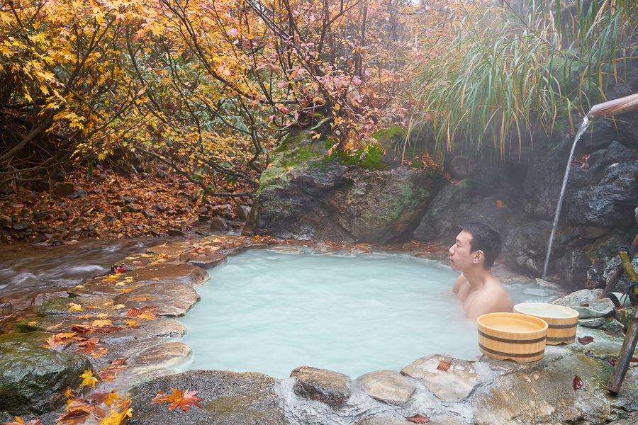 soaking in an onsen things to do in japan
