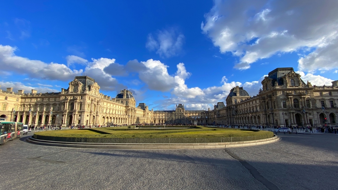 Things To Do in Paris Louvre Museum (Header Image)