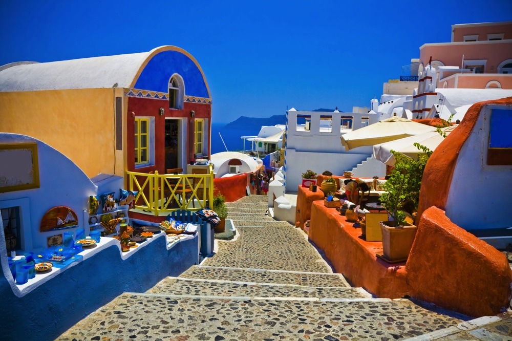 oia narrow roads santorini greece