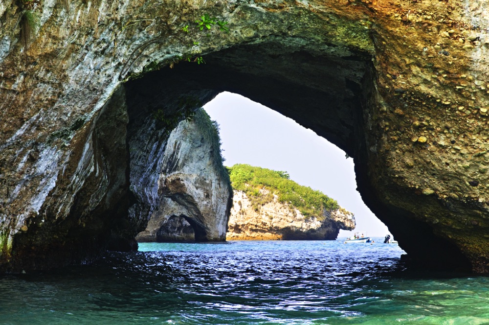 Scuba diving in Puerto Vallarta at Los Arcos