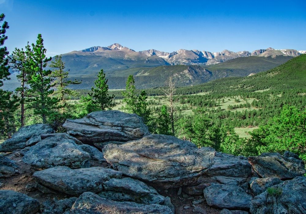 Stunning view of the mountains on a day trip from Denver to Rocky Mountain National Park