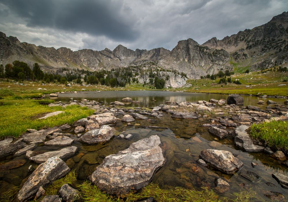 Hiking toward Beehive Basin.