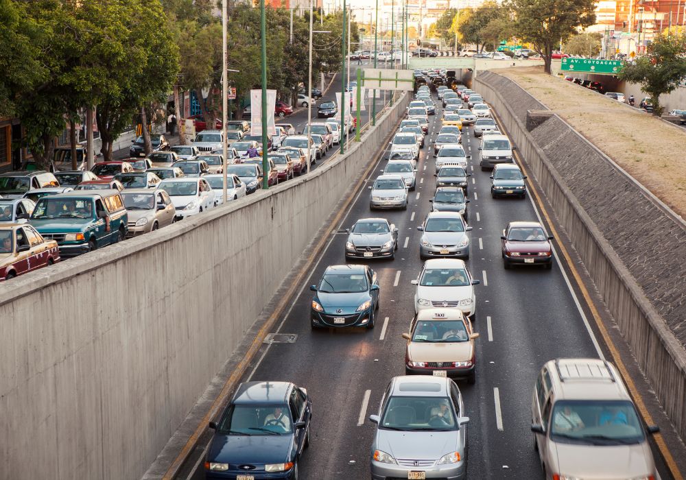 Cars in high traffic in Viaducto Avenue at rush hour.