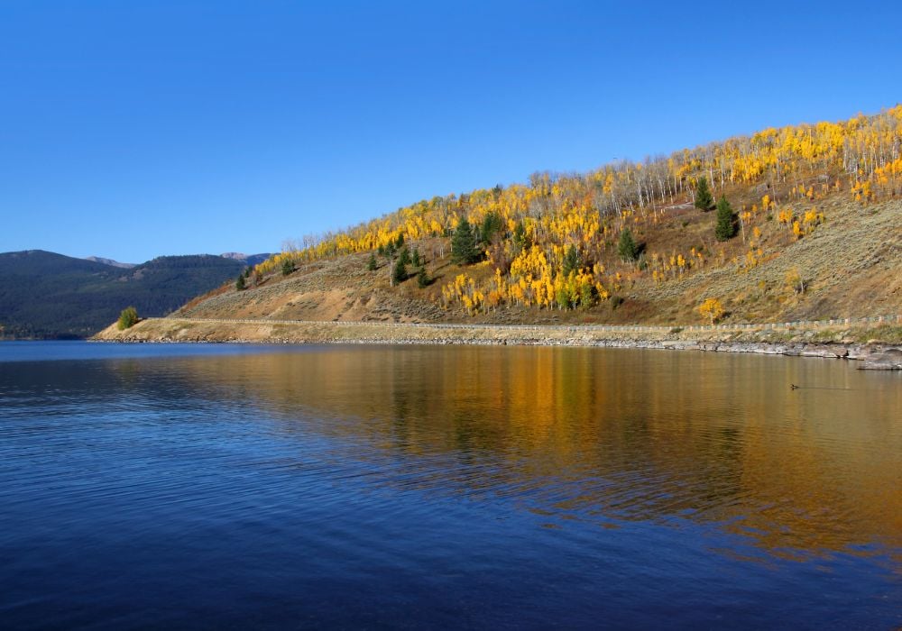 The gorgeous Hebgen Lake in Montana under a clear blue sky.