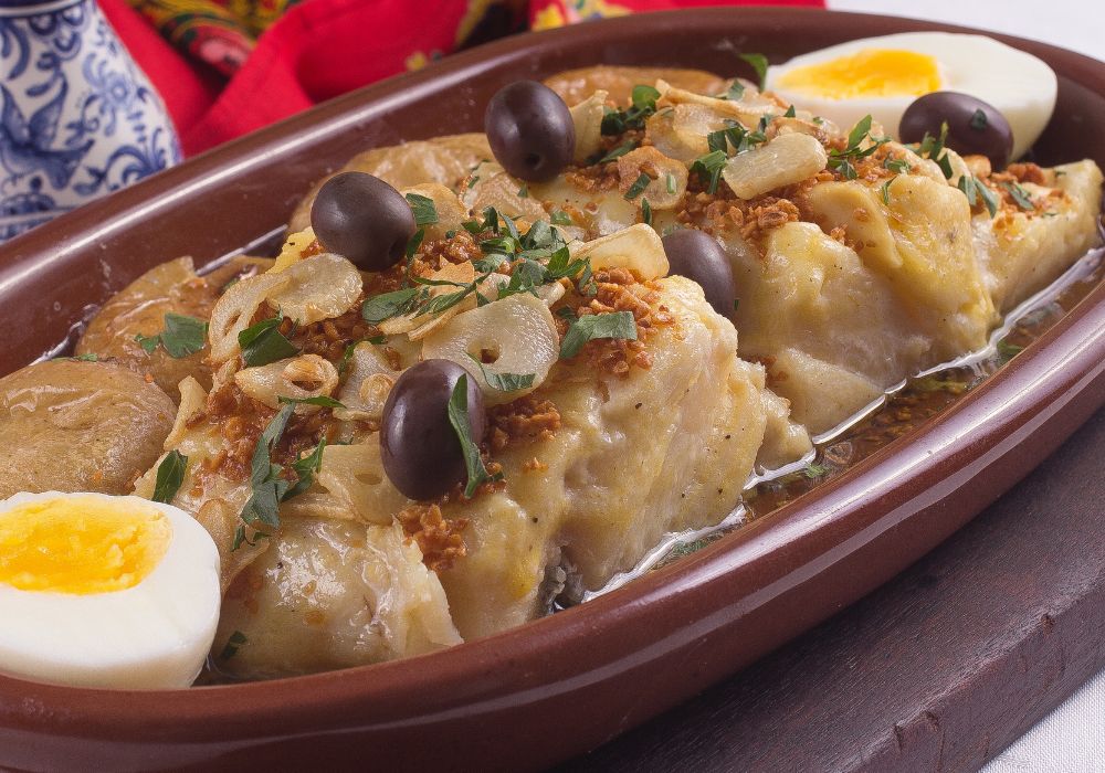 Fillet of cod and potatoes in the oven with oil covered with golden garlic