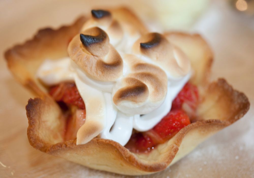 Strawberry and hubarb dessert with shortcrust pastry and meringue topping