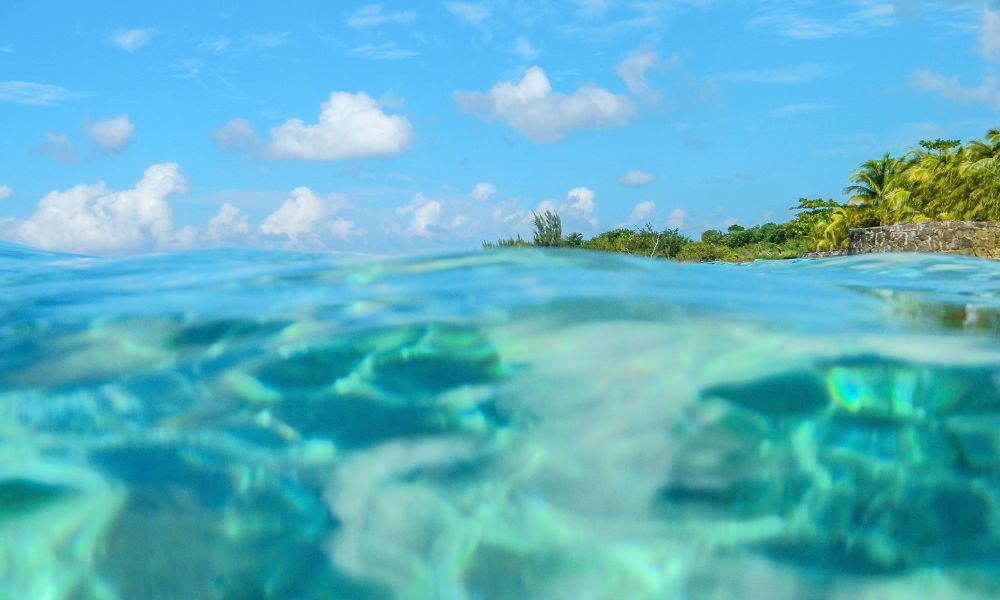 blue water and sky in cozumel