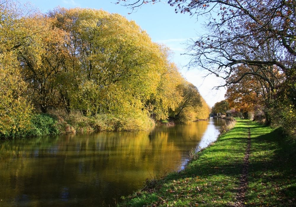 hiking along the Kennet and Avon Canal