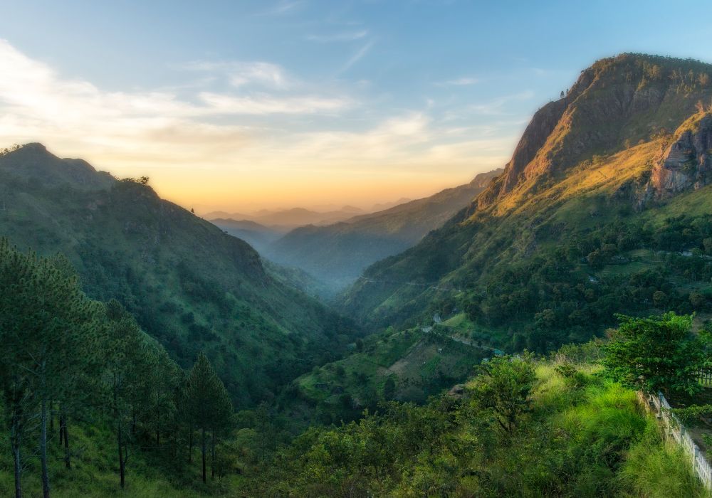 sri lanka ella mountains with mist