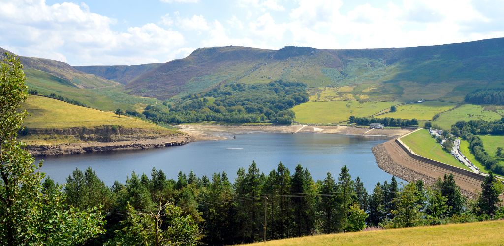 Dovestone Reservoir (Peak District National Park) A lake with mountains at the back