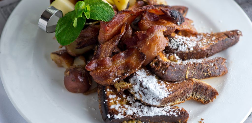 French Toast with maple syrup and bacon