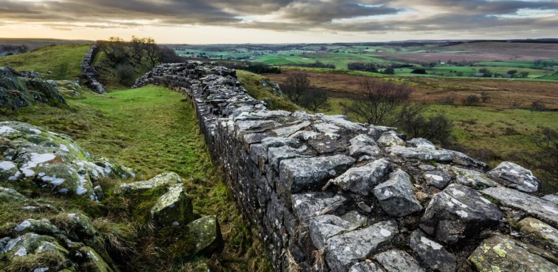 A mountainous and long wall formed by breaks.