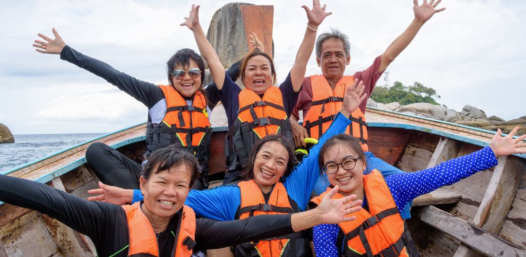 A family of 6 enjoying a boat ride
