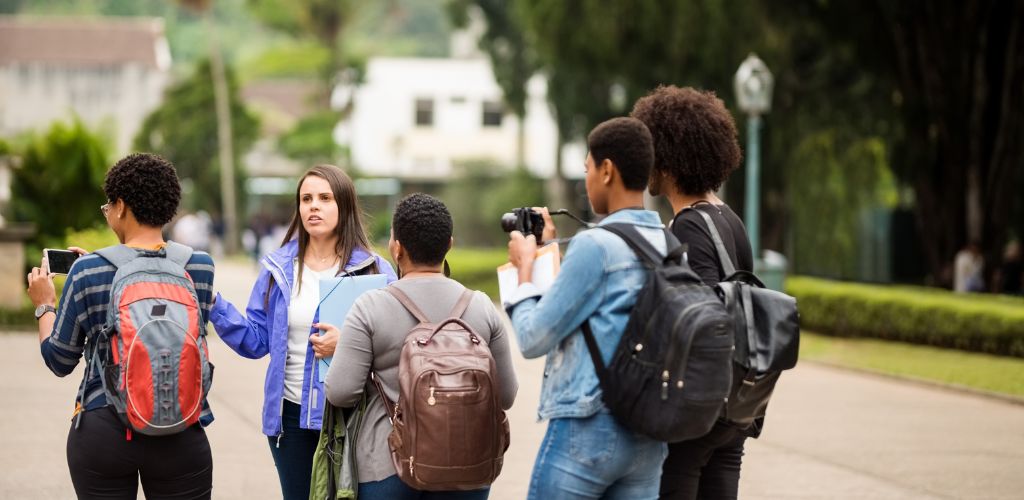 A group of visitors was in the tour guide, and the tour guide guided the travelers.