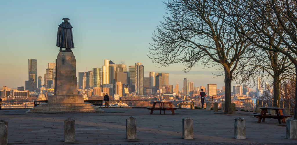 A typical morning in london on the month of january.