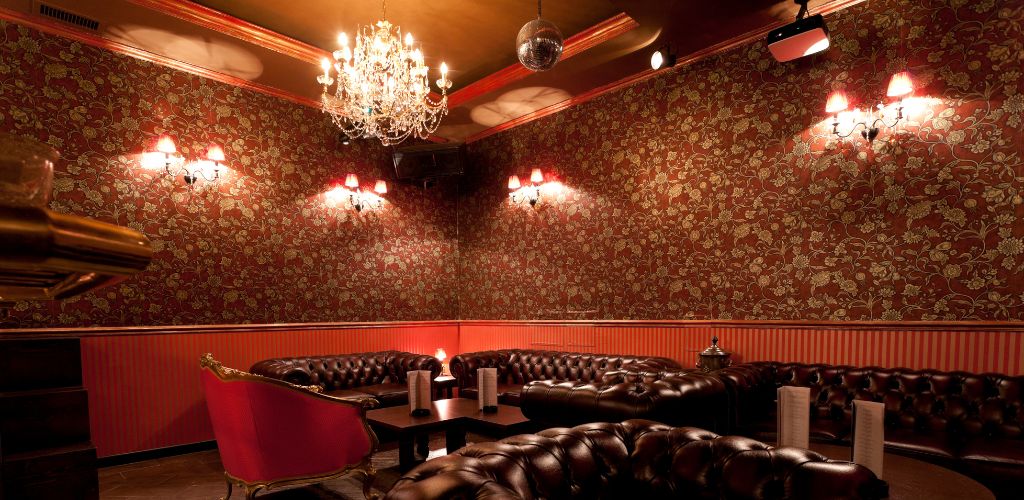 Room decorated with warm colors, furnished with leather seating.