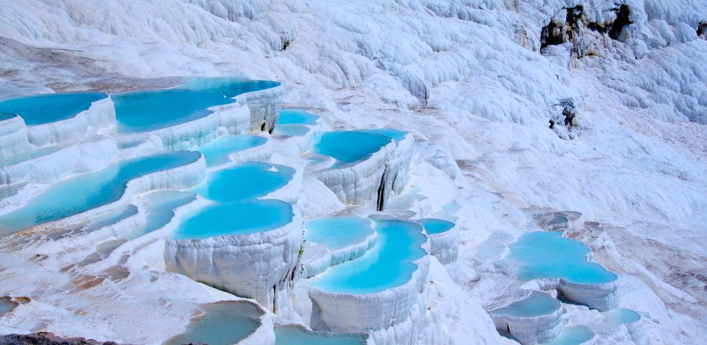 A famous natural pool of carbonate mineral left by the flowing water. 