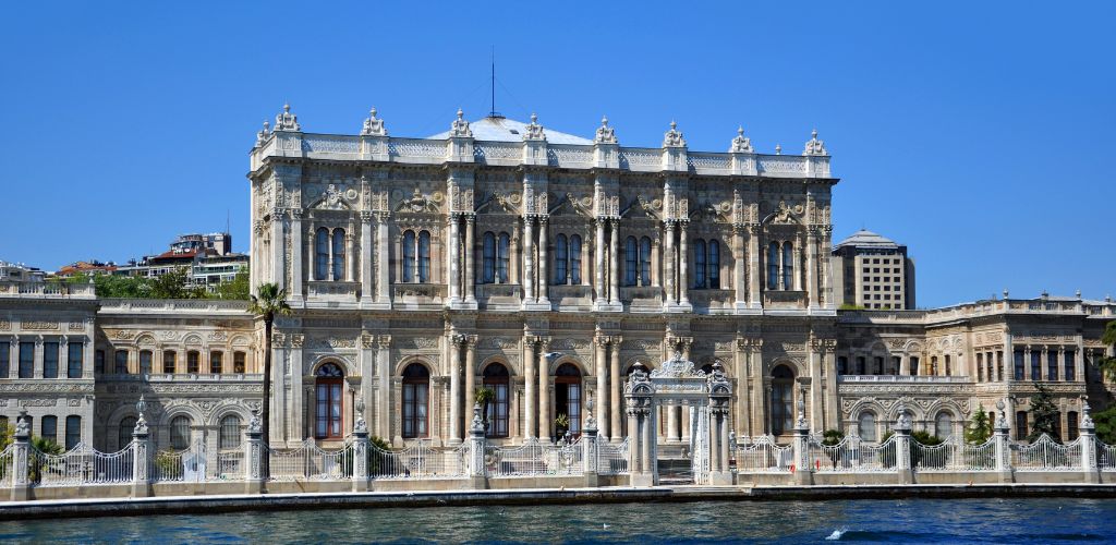 A historic palace in front of the lake. 

